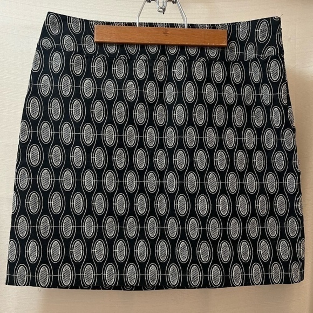 Ann Taylor loft BOGO women’s mini skirt black and white embroidered side 6 ⚫️